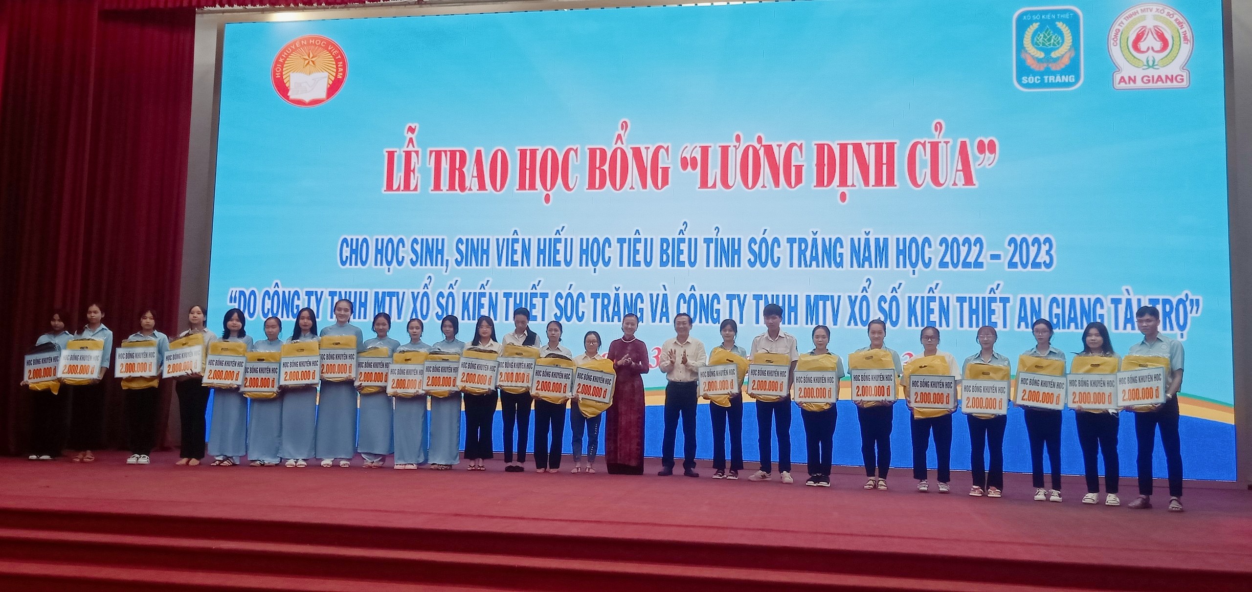 35 SV Trường CĐCĐ Sóc Trăng nhận học bổng “Lương Định Của” năm học 2022-2023